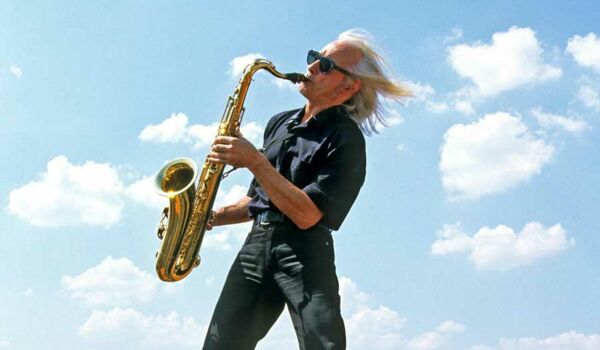 Winzer spielt auf dem Saxophon