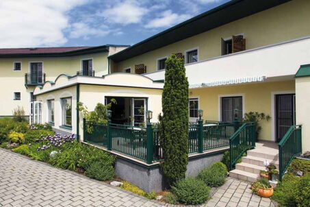 Blick auf Landhaus Pannonia aus dem Hof, Ansicht mit Terrasse