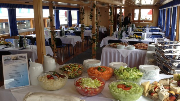 Ganslbuffet am Schiff Drescher Line