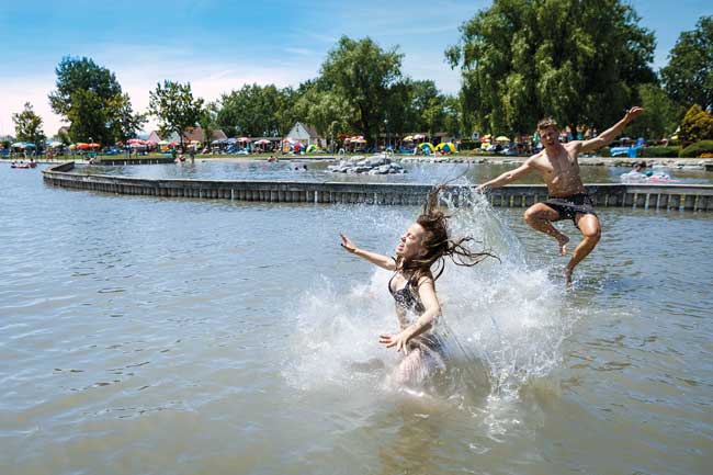 Seebad Mörbisch am See - Kinder springen ins Wasser