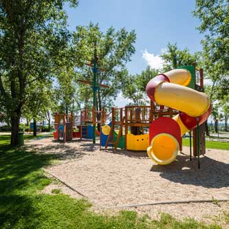 Kinderspielplatz mit Rutsche