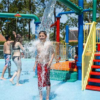 Wasserspielplatz, Bub duscht sich ab