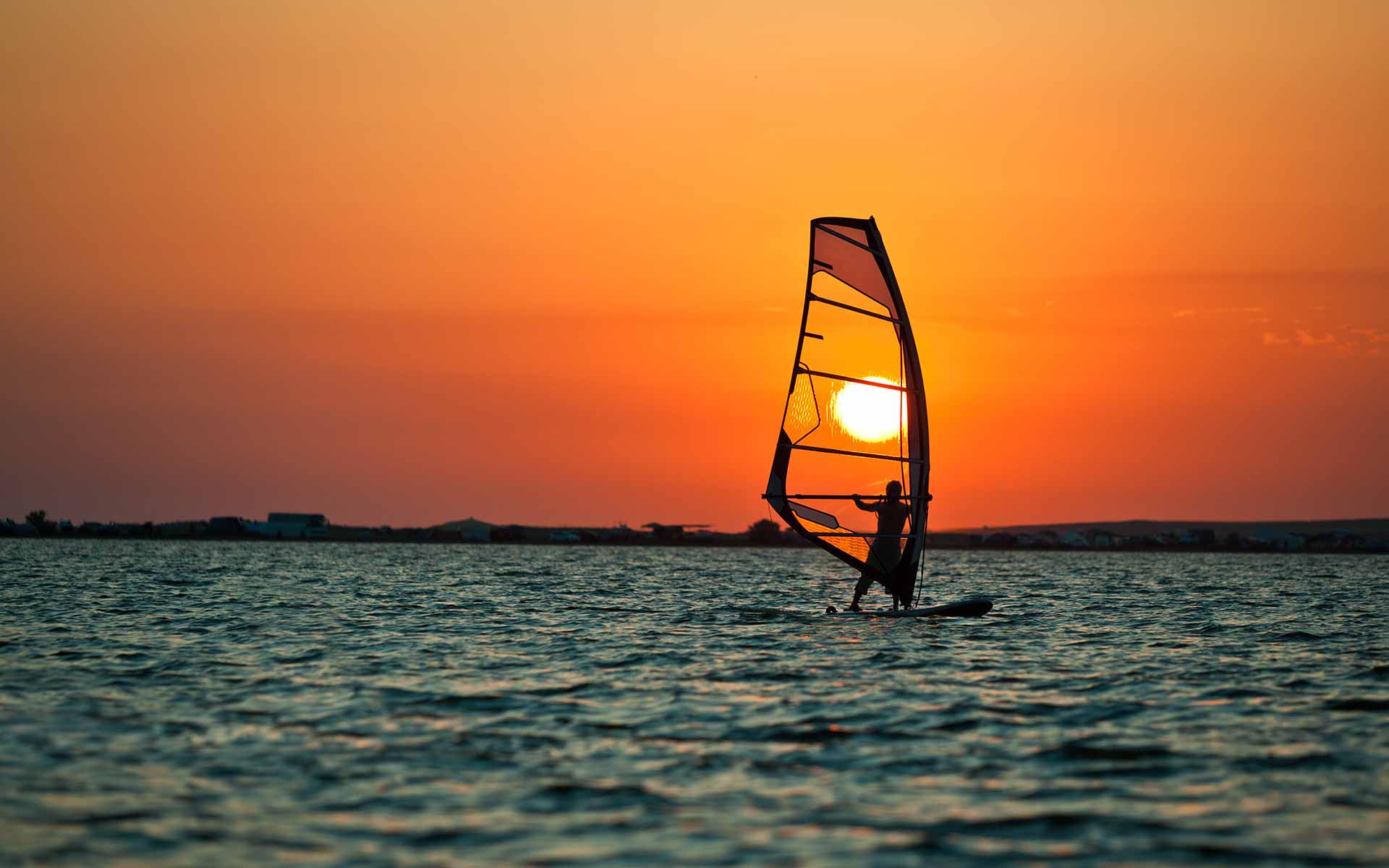 Surfer auf dem Neusiedler See im Abendrot