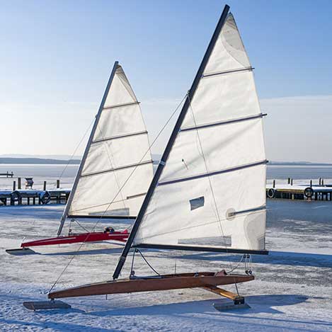 Zwei Eissegler stehen auf dem gefrorenen Neusiedler See