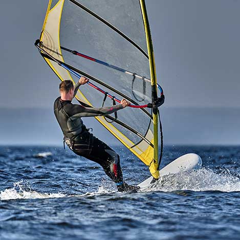 Surfer reitet die Wellen am Neusiedler See