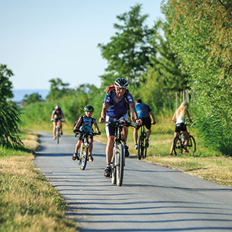 Radfahrer - Familie mit Kindern am Fahrradweg zwischen Rust und Mörbisch