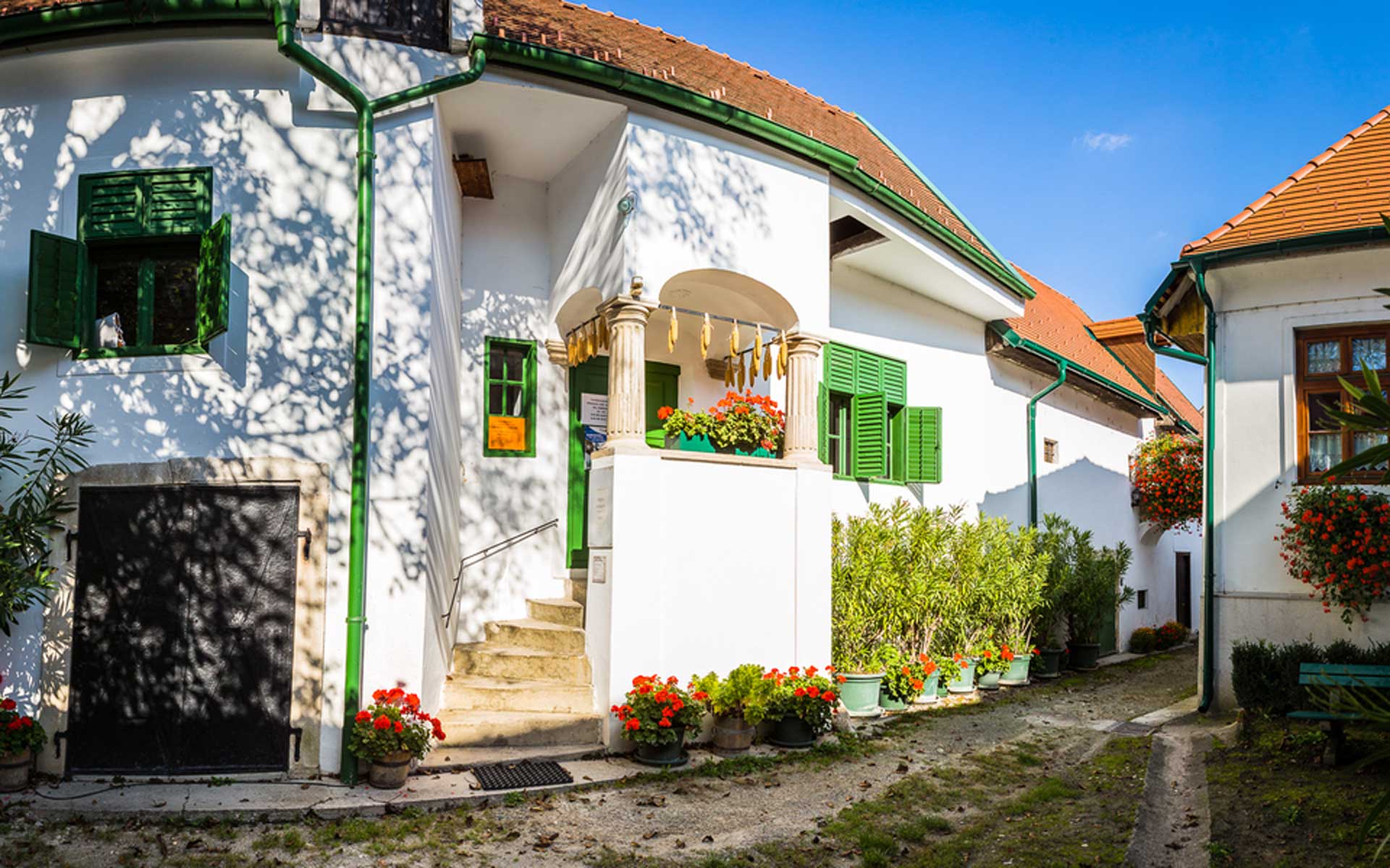 Heimathaus Außenansicht mit blumengeschmückter Vorhalle