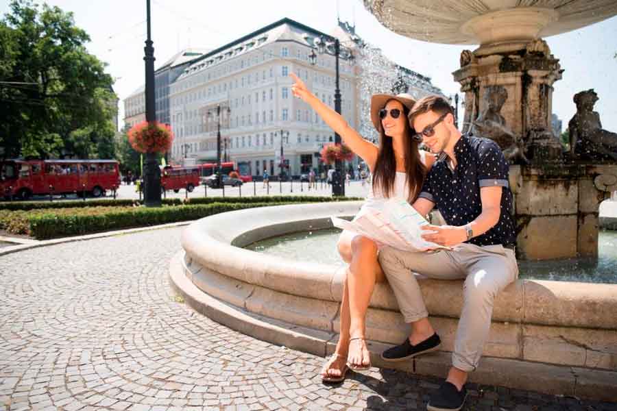 Pärchen sitzt bei Wasserbrunnen in Bratislava