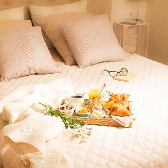 Doppelbett mit Frühstück Doppelbett mit Frühstück